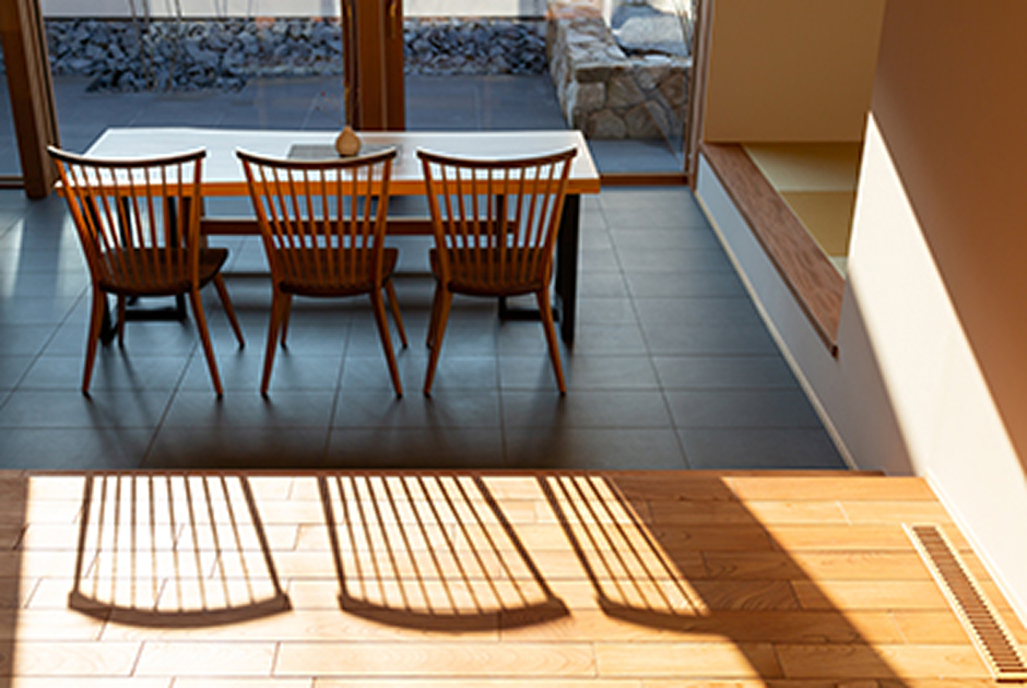 日が差し込むダイニング