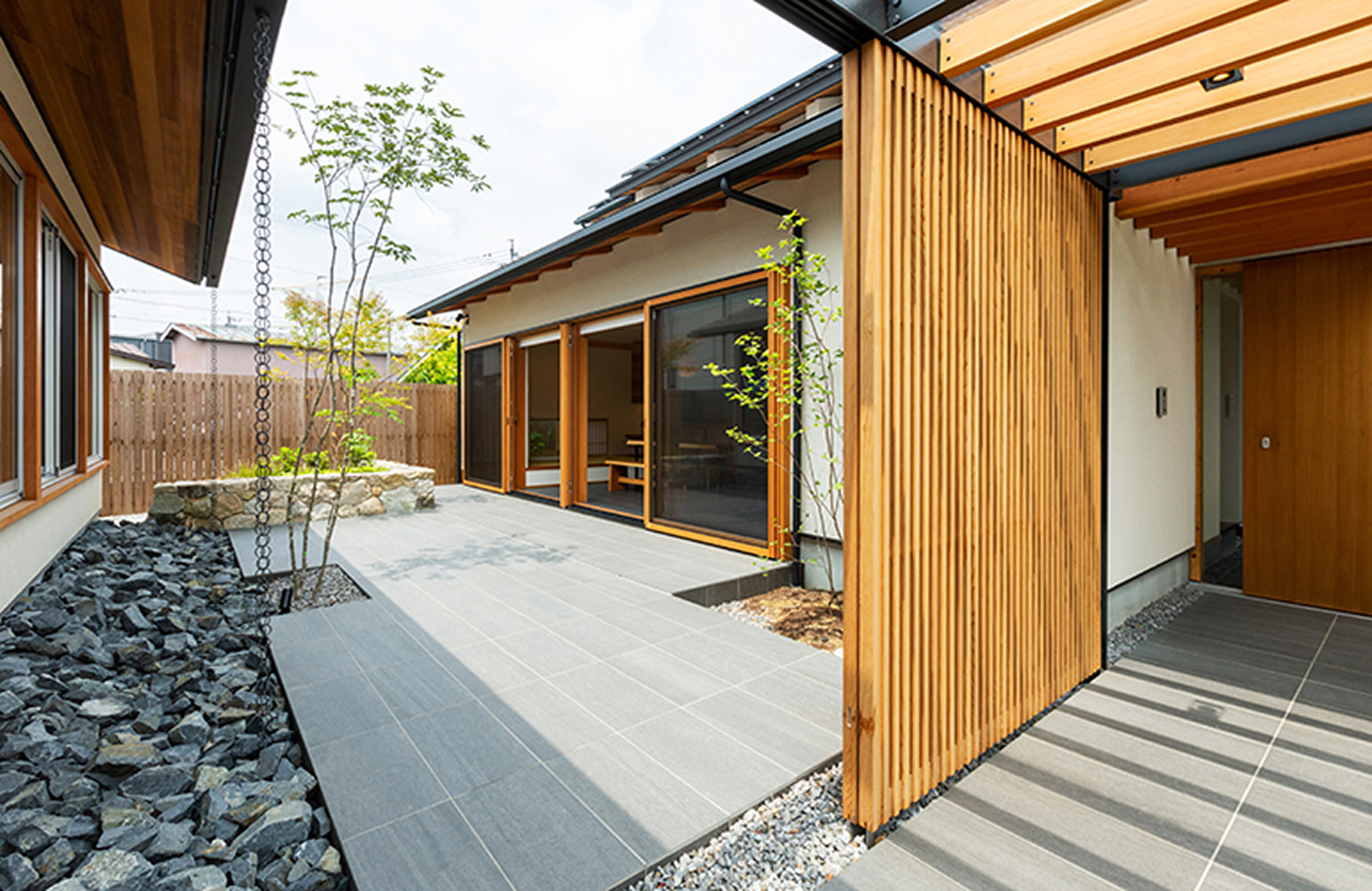 中庭からのダイニングキッチン