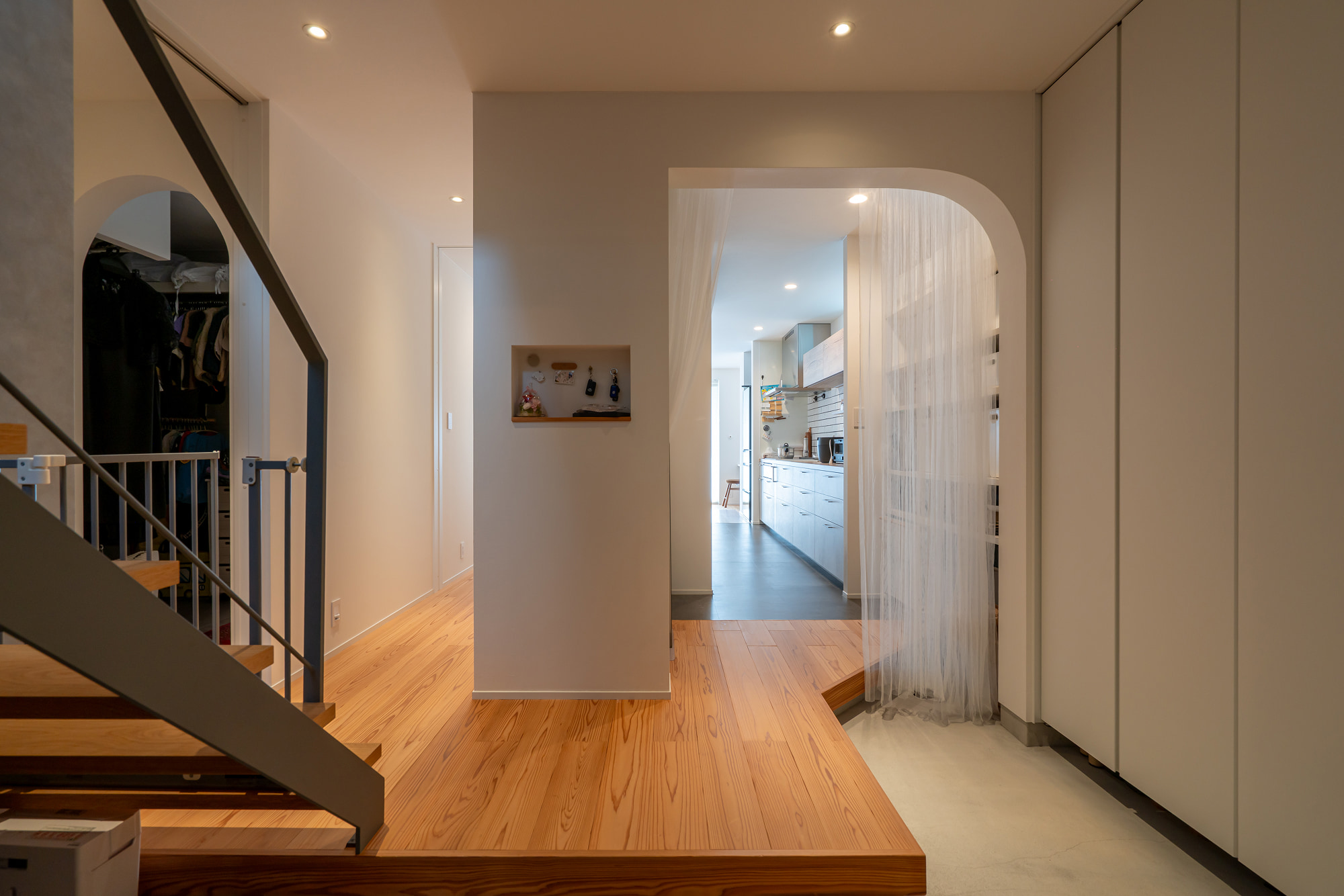 玄関から見える階段とキッチン